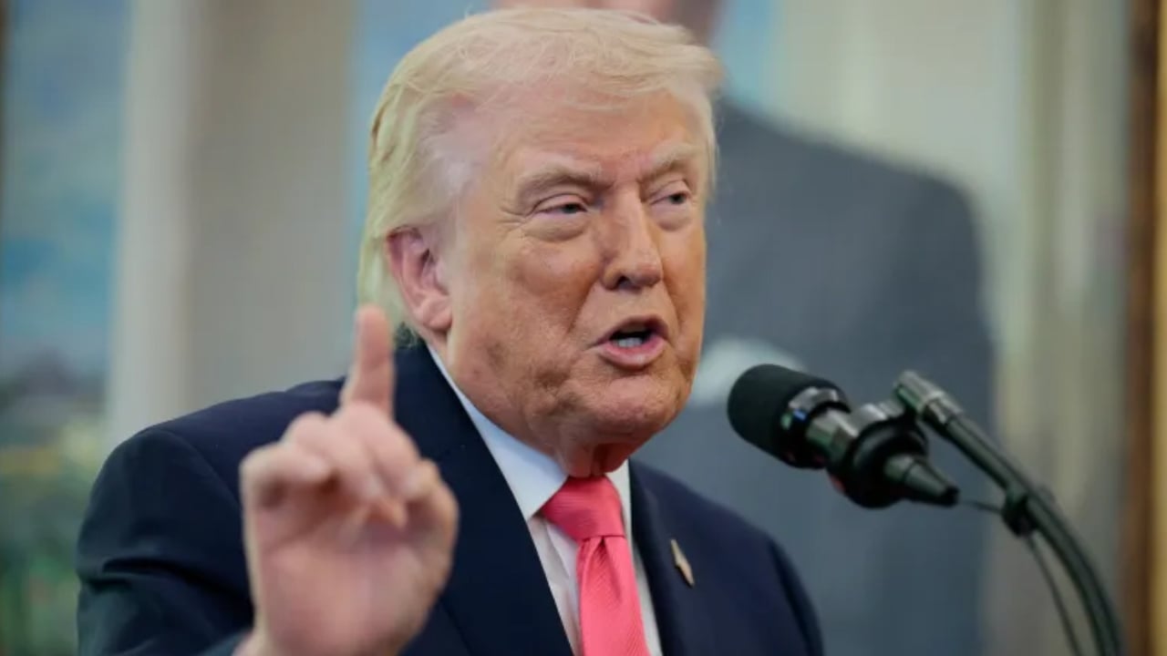 অবরোধ ভাঙতে চাইলে ইরানের ‘অ্যাটাক শিপ’ ধ্বংস করা হবে, হুমকি ট্রাম্পের