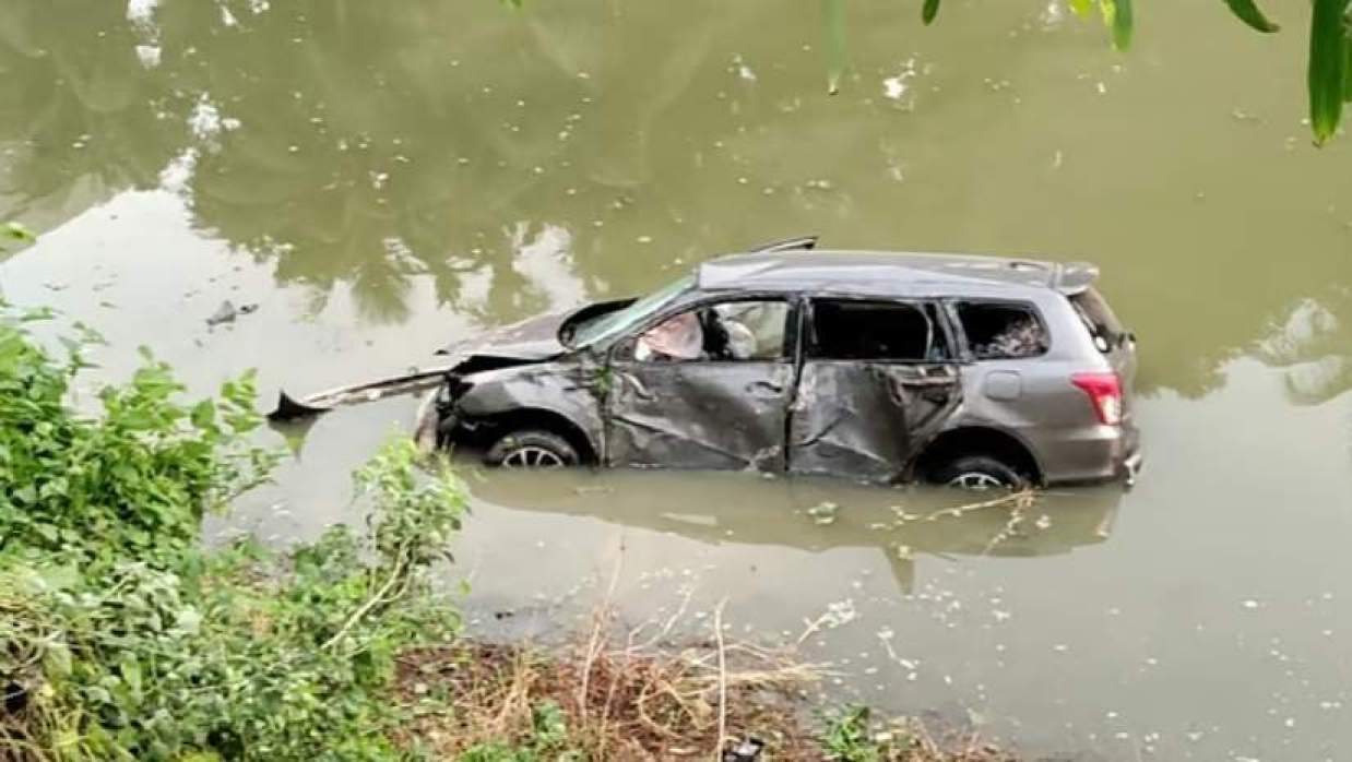 প্রাইভেট ও ইজিবাইকের সংঘর্ষ, মায়ের কোল থেকে ছিটকে পড়ে শিশুর মৃত্যু